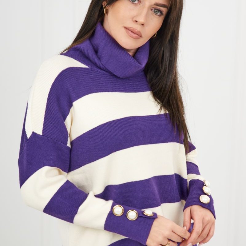 Fioletowy sweter w paski z golfem